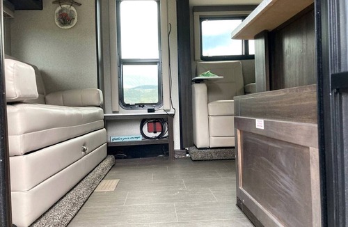 Santa House | Tiny Caravan Great for Couples with Landscape Views in Idaho