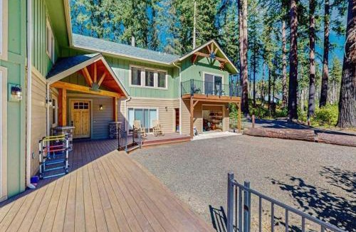 Vida House | Unique riverfront home & cabin with amazing views deck & W&D - dog-friendly