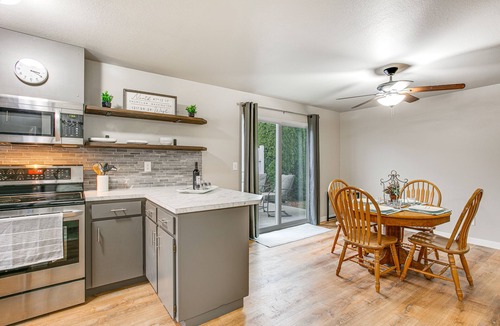 Enumclaw House | Updated Duplex Home < 1 Mi to Downtown Enumclaw!