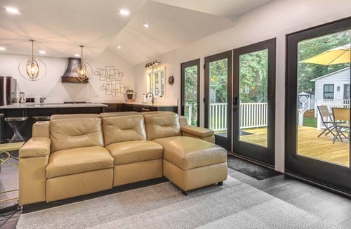 Lexington House | Uptown Lexington Stay, Vineyards & Shopping Nearby
