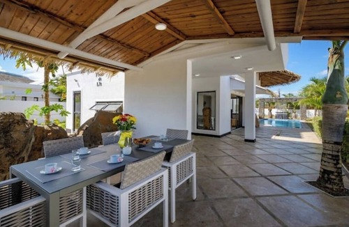 Camp Bestel Villa | Villa Fleur de Lys