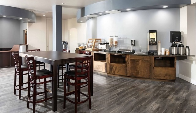3 Comfortable Accommodation Close to University of Arizona! W/Pool Access!