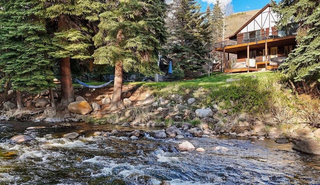 3BR West Vail riverfront duplex, hot tub, fireplace, yard