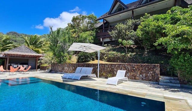 Beautiful architect villa overlooking the lagoon and the island of Tahiti