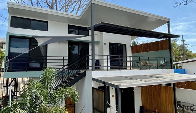 Beautiful modern condo, steps from the beach