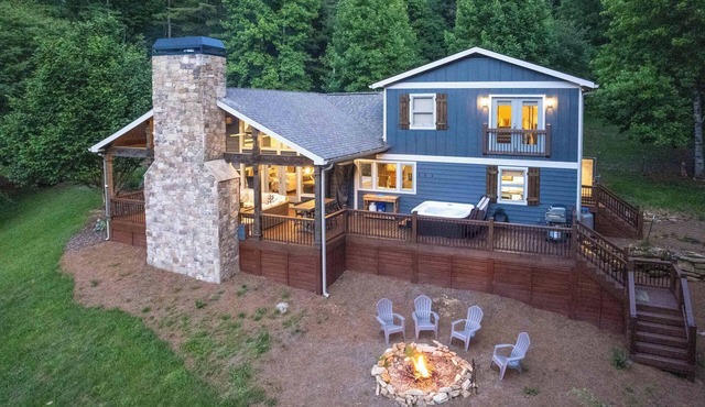 Blue Comanche - Upscale Mountain Home with a Hot Tub near Lake Glenville! in Cullowhee