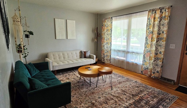 Boho House- 4 bedrooms/2 bath - just outside of Sioux City, close to everything!