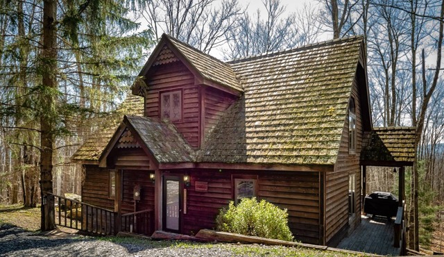 Brookside - 162 Northpoint Way Brookside - Hot Tub, Pet Friendly, Short Drive to Two Ski Resorts & Two State Parks