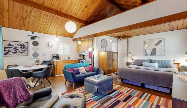 Charming & convenient cottage - one block from the beach & prom with front porch