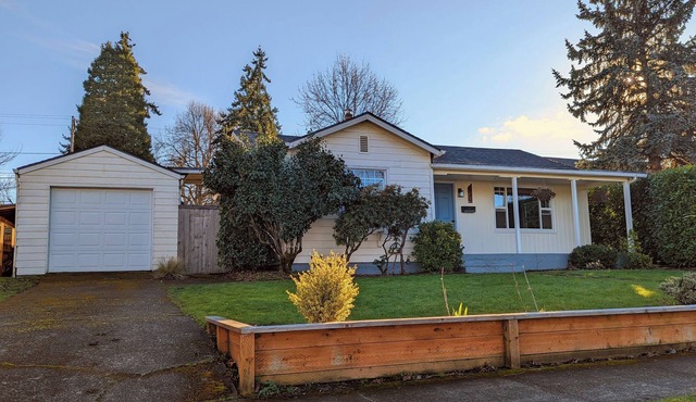 Charming South Eugene home, huge yard! Pet friendly!