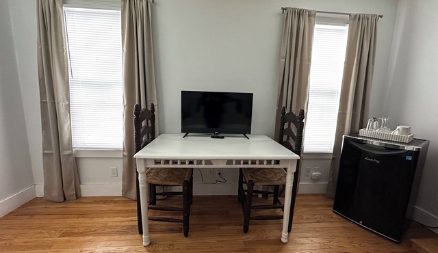 Charming studio apartment in Hammondsport- Unit 5 @ The Champagne House in Hammondsport