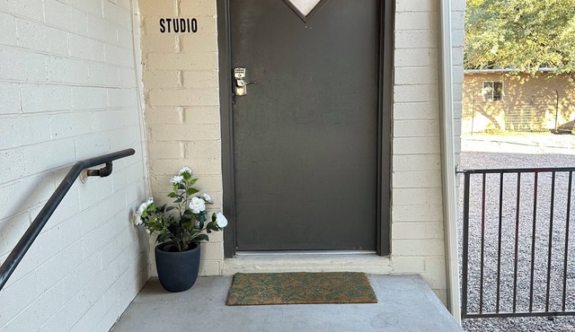 Clean, Private Studio Apartment in a Great Location near EAC