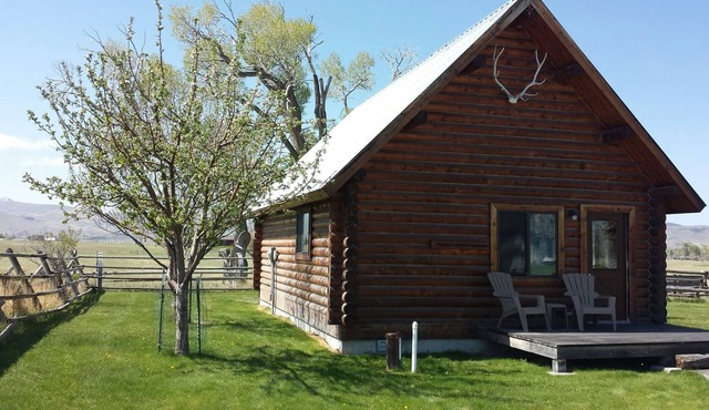 Comfy, Rustic Log Cabin - Montana Experience, peace and quiet, fishing near by.