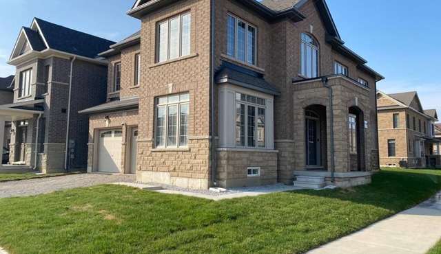 Comfy VRBO with 6 Bedrooms, 3.5 Bathrooms, accommodating 12 people comfortably.