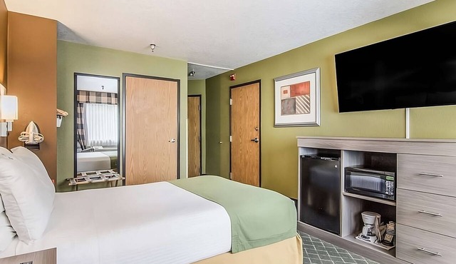 Convenient Accommodation in GuestHouse Poulsbo! Free Breakfast and Parking!