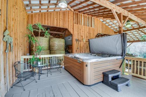 Converted Barn Couple's Oasis Near Tallulah Gorge
