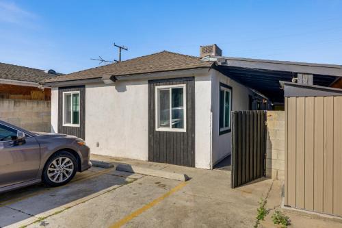 Cozy & Convenient Condo in Compton, Pets Welcome!