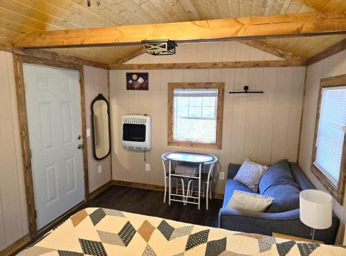 Cozy Warm Creekside Escape w WiFi & Hot Shower in Purlear
