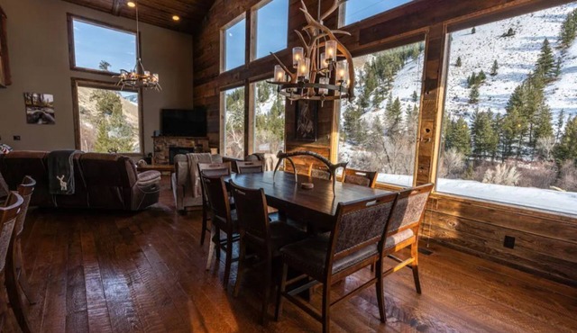 Elegant Rustic Cabin, Ski, Salmon River Dark Sky Sleeps 11 Huckleberry picking