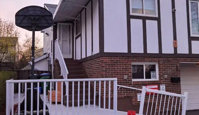 Excellent Top Level 3 Bedroom House With Excellent Location!
