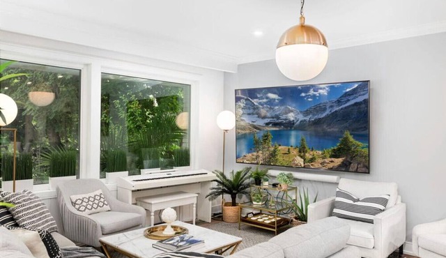 Experience Modern Elegance & Connectivity in Our Etobicoke Retreat in Etobicoke