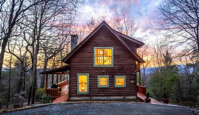 Experience relaxation at Bobcat Retreat, a cozy 3-bedroom cabin in Purlear, NC. in Purlear
