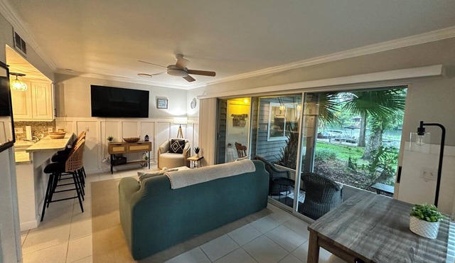 HIDDEN GEM-RIVERFRONT-1ST FLOOR-SCREEN PORCH, Boat Dock, Pool, Hot Tub & Kayak in Dunnellon