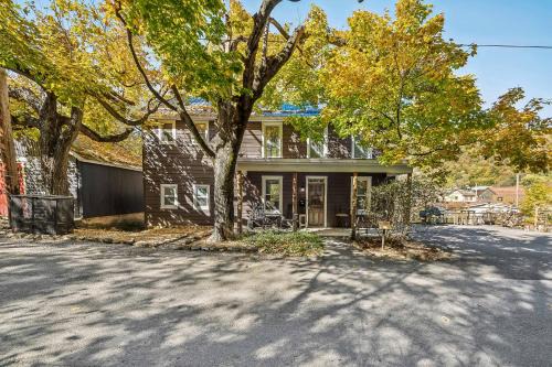 Historic William Smith House - Pet Friendly, Grill, Wifi, Fire Pit, Deck, Family Friendly, Town Location, King Bed, Creekside