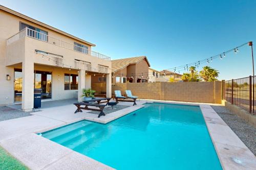 Hot Tub & Game Room: Poolside Paradise in Phoenix!