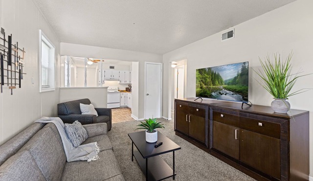Independence 2BR Apartment Near GEHA Field