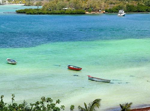 Lorlagon 2-Bedroom Beachfront Apartment by LOV Mauritius