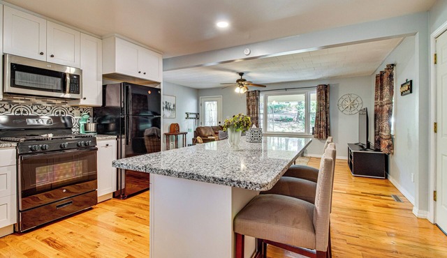Mammoth Spring River Retreat: Family Gem, Big Yard