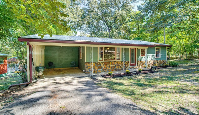 Mammoth Spring River Retreat: Family Gem, Big Yard