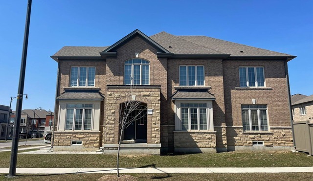 Mesmerizing 6 Bed 3.5 Corner Detached Home with 4 Parkings