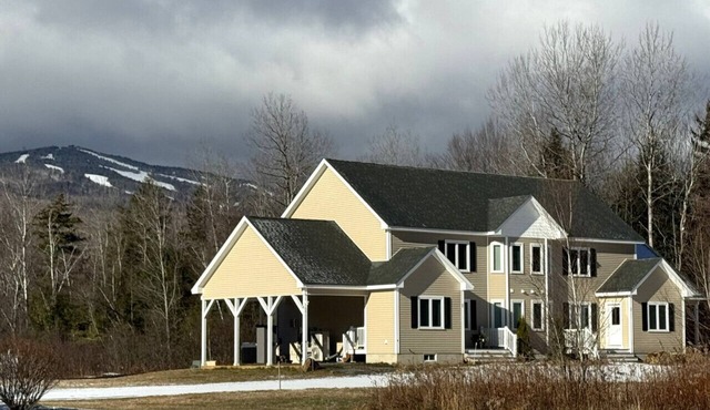New Construction- min from Mt, Hot tub, Shuttle