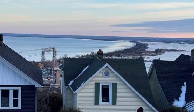 Panoramic Lake Views, Private Balcony, 5-min to Canal Park, Downtown & Hospitals