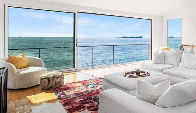 Panoramic Ocean Views with Sauna, AC, and Parking