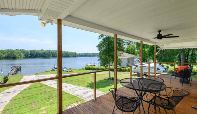 Private Dock, Plenty of Parking, Lake Toys, and Near Restaurants