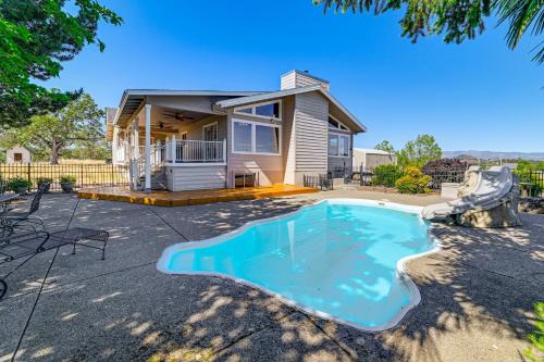 Private Mtn-View Pool! Rogue River Valley Escape