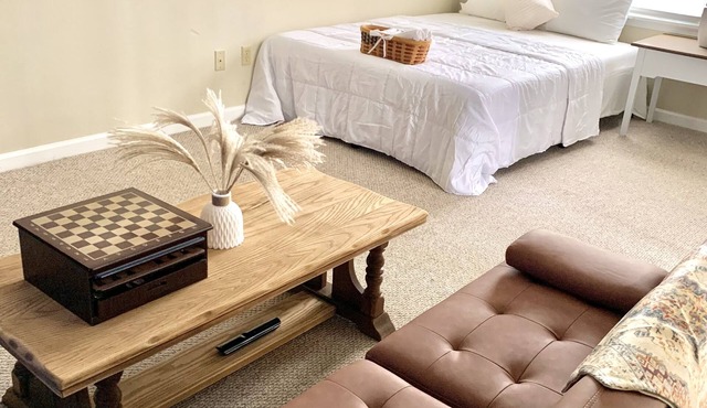Private Woodside Cottage Lower Level - Minutes from downtown