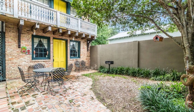 Quaint Historical Studio, Courtyard, W/D, King Bed; Minutes From Lafayette