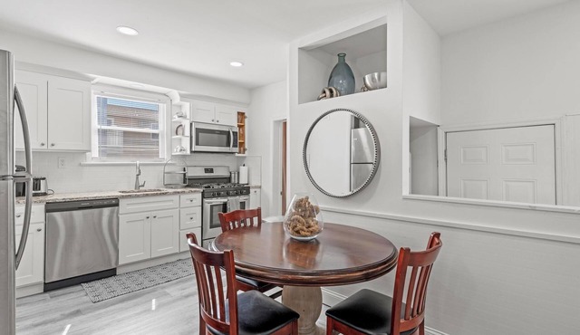 Recently Remodeled Ocean-Block Cottage