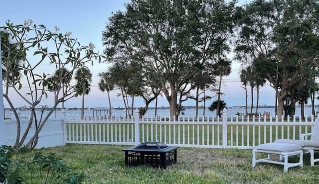Riverview 2/1 w/dock & fenced yard-pets stay free