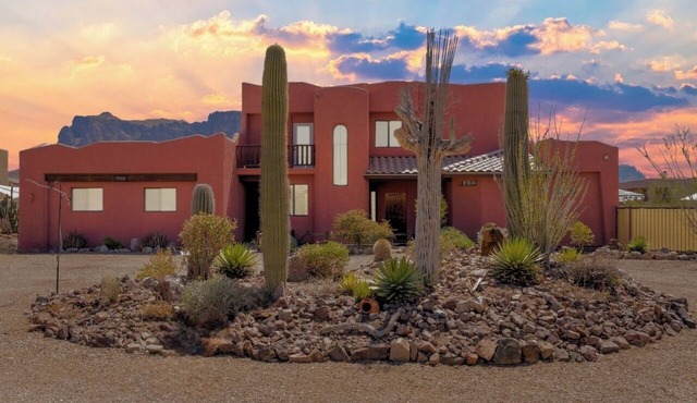 Roadrunner Retreat: Superstition Views & Wildlife
