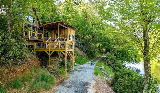 Romantic Riverfront Cabin with Pool Access in Blue Ridge, Georgia