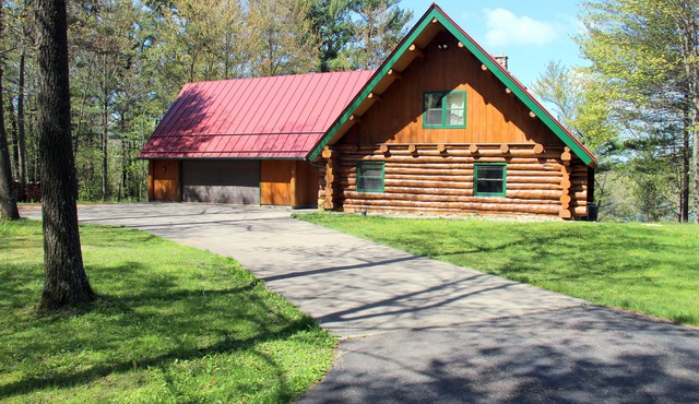 Rustic Full Log Home on quiet Lake Onland - Family and Pet Friendly
