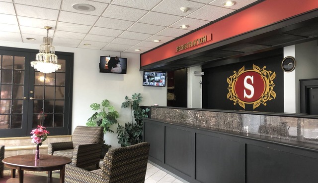 Schenectady Inn & Suites
