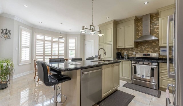 Spacious 7BR Home w/Private Yard, BBQ & Fast WiFi!