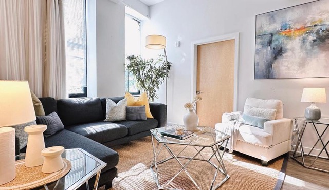Spacious Five-Bedroom, Sleeps 10, Walk to PPAC
