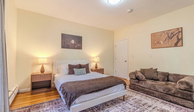 Stylish Modern 5BR Home W/Private Balcony